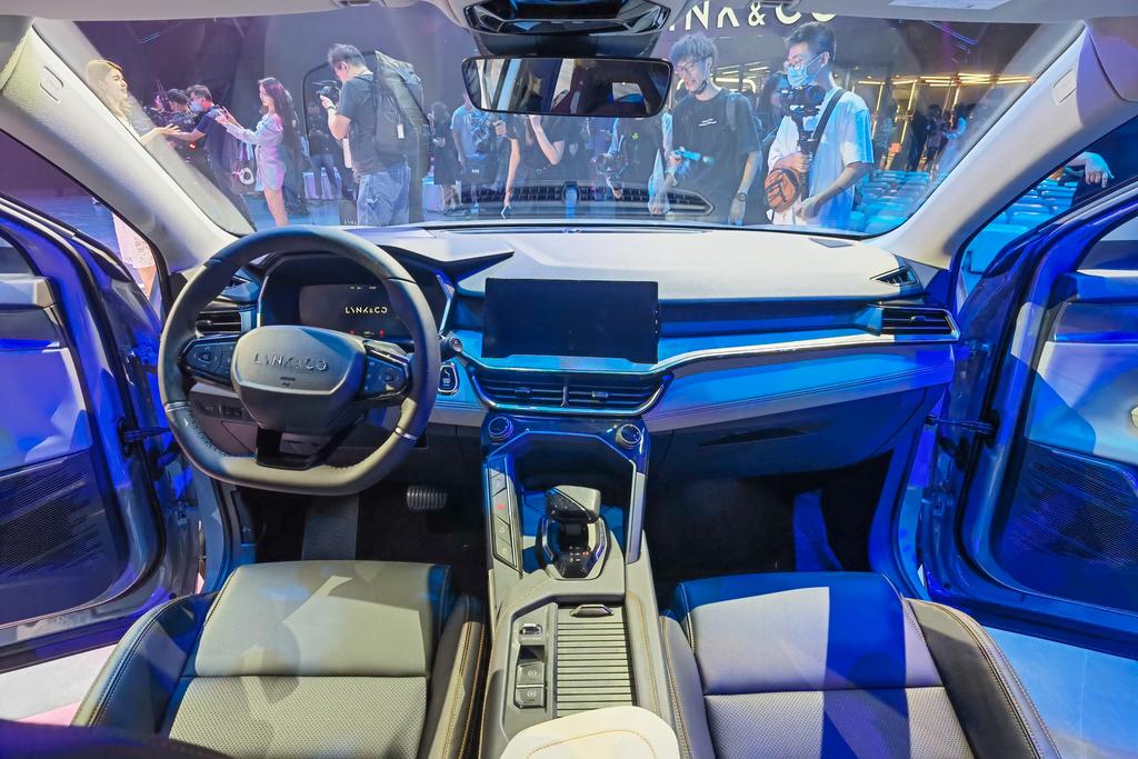 车上贴了胶纸怎么去掉用热水行吗,车上被贴了违停胶纸怎么清理