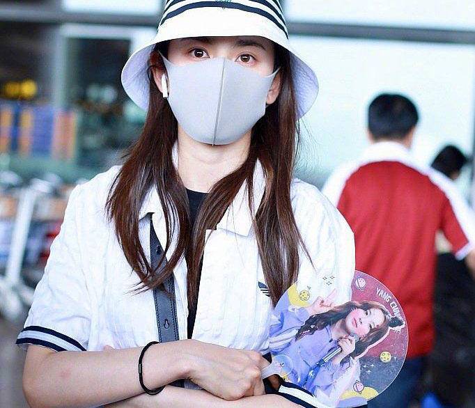 破案了！宋祖儿拿杨超越应援扇现场视频曝光，一言一语尽显高情商