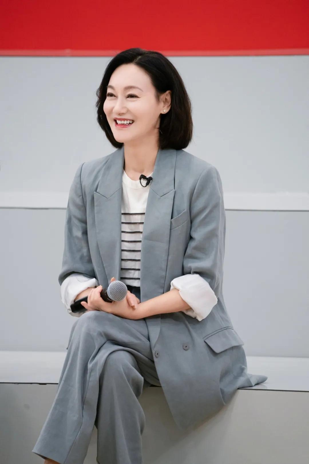 何穗冬天穿衣搭配技巧 (何穗的日常穿搭简单大方又有气质)