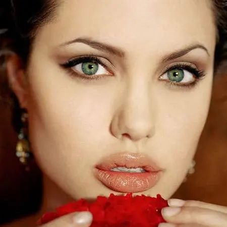 看看自己嘴型适合怎么涂口红,怎么让嘴唇涂完口红后显得很水润