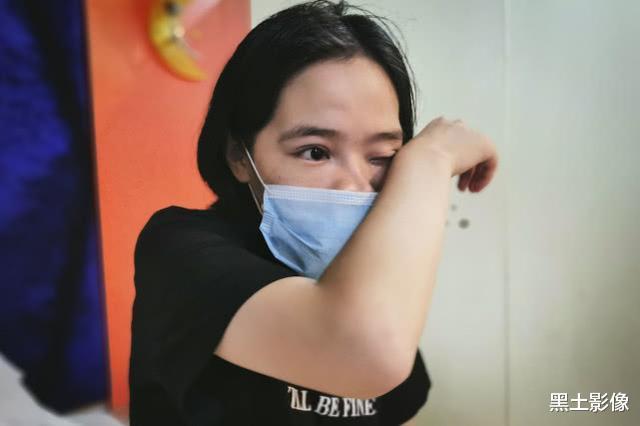 美女为生娃导致面部畸形，流浪街头自救：想活久一点，陪儿子长大