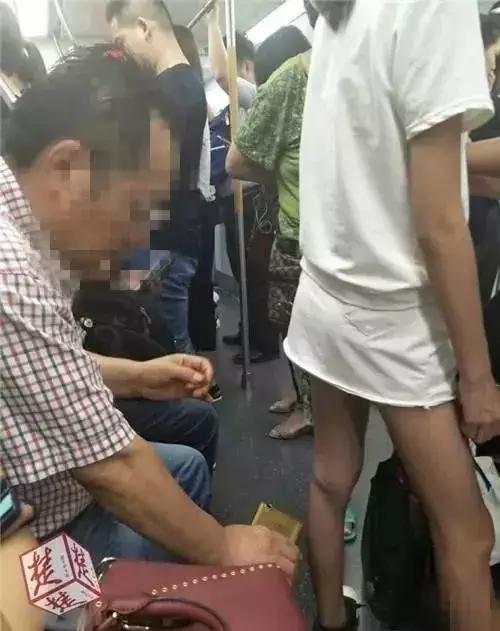 变态男地铁内*拍偷**女生裙底，警方：拘留7天，罚款500元！