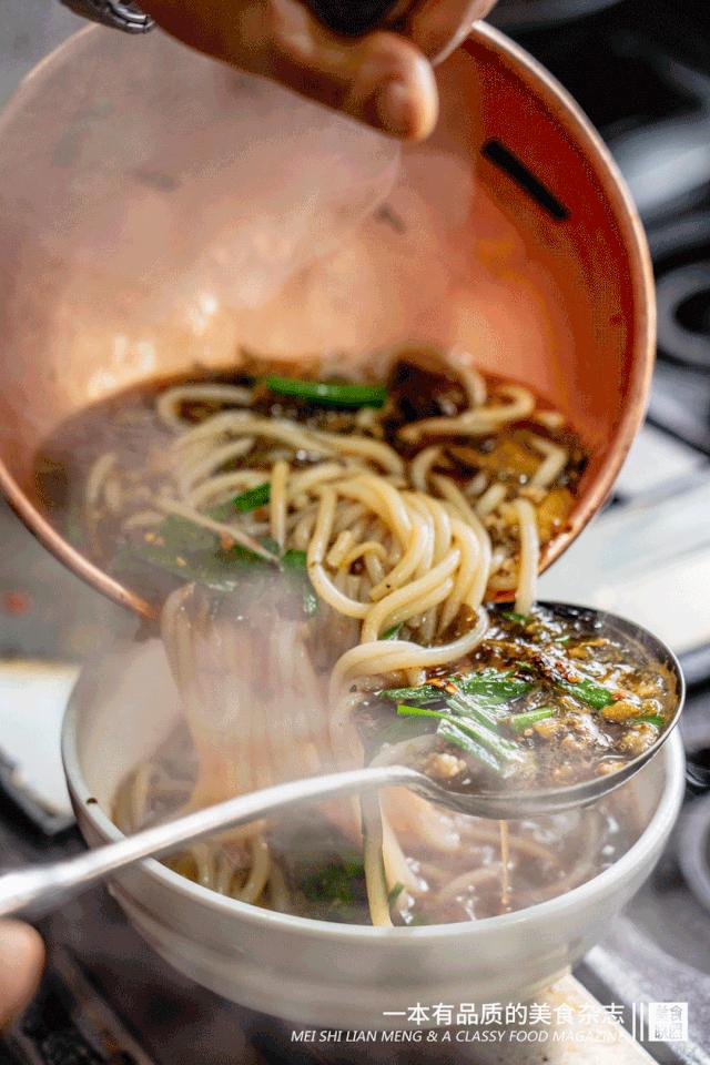 昆明这家小吃店里的传奇男人，17年来让人又嫉妒又欢喜