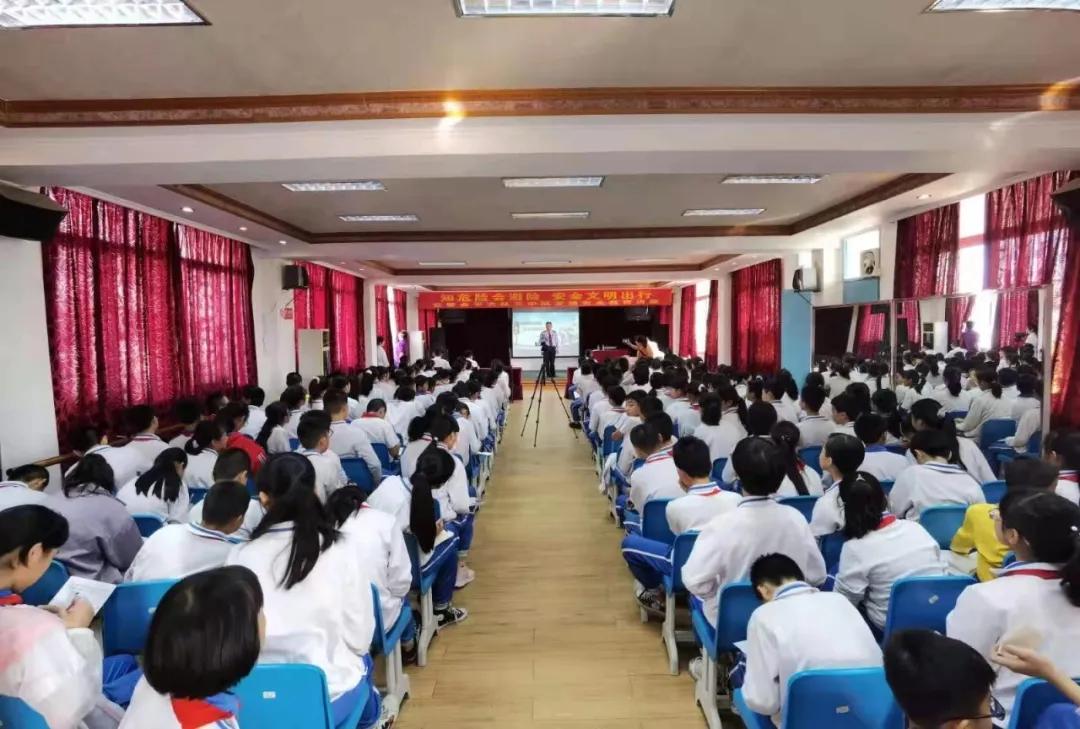 警花带你学交规哪4个时间要记住,警花带你学交规上学请走斑马线