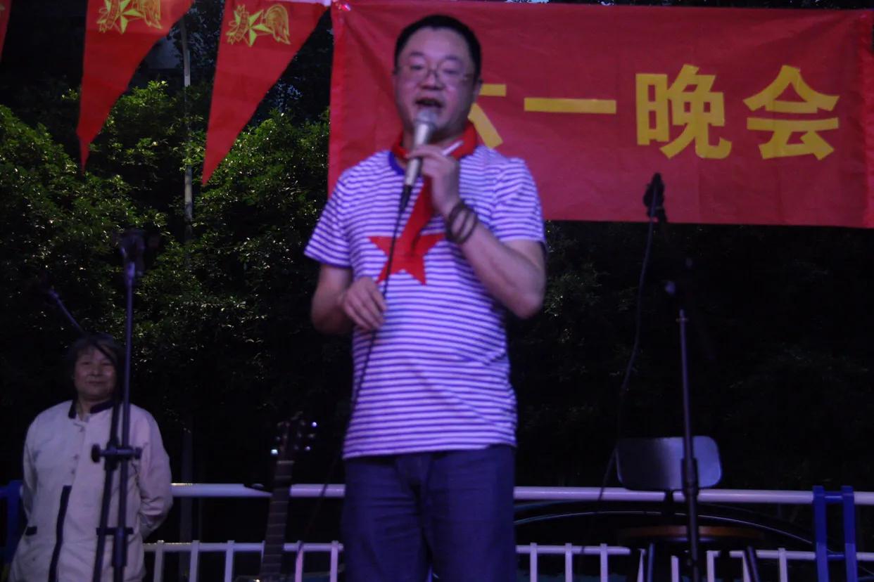 超龄儿童戴红领巾图片,戴红领巾的小朋友六一儿童节