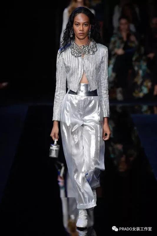 2021乔治阿玛尼春夏时装秀 (安普里奥·阿玛尼ar2500报价)