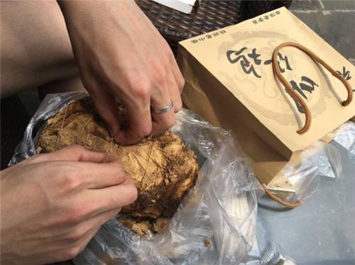 老外嘲笑中国人穷得吃“土”,敲开后尝了一口,直呼:真香