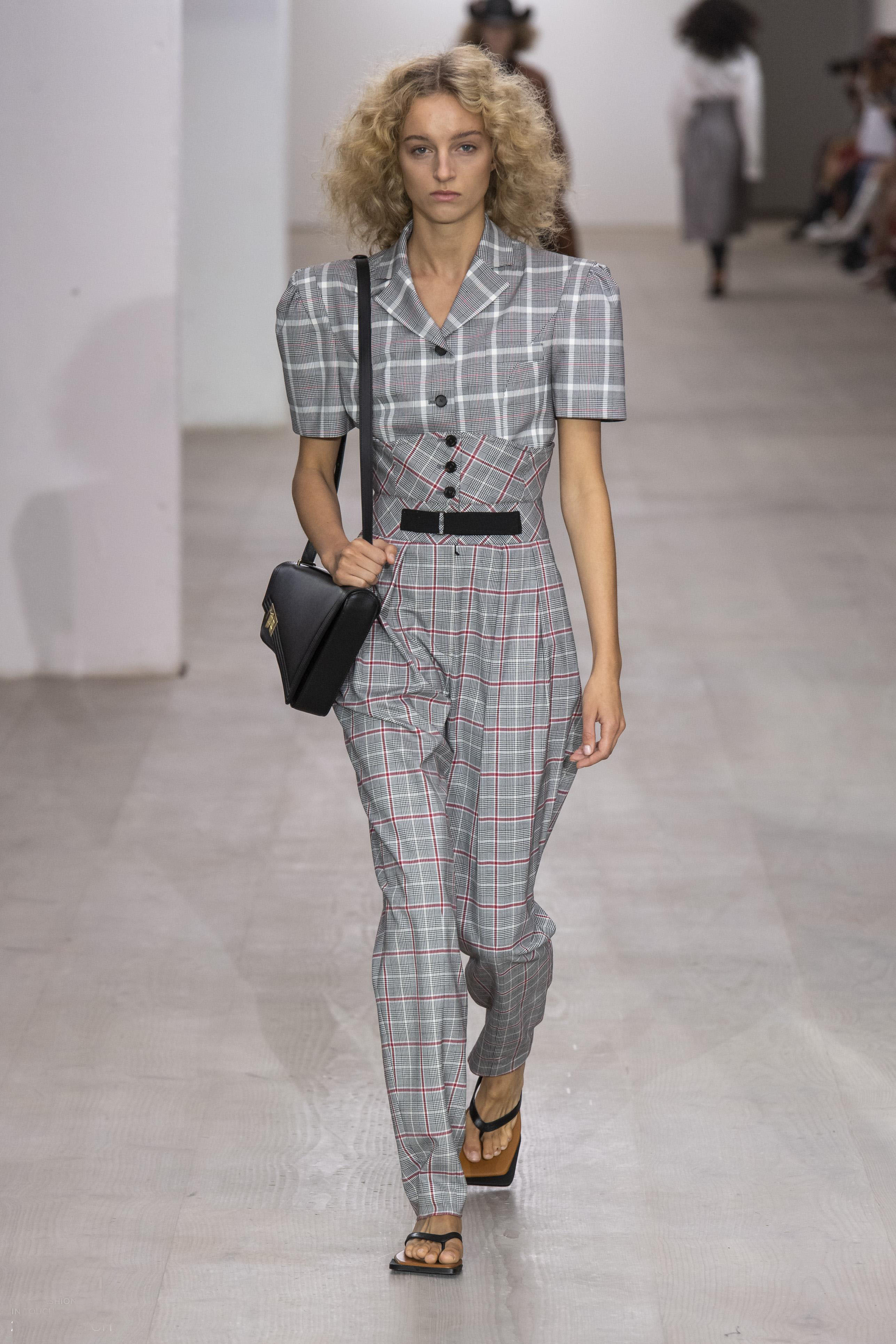 2023秋冬上海时装周秀场设计,2021巴黎高定时装周秀场