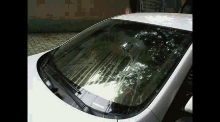 玻璃油膜影响行车安全,玻璃油膜对行驶有什么危害呢