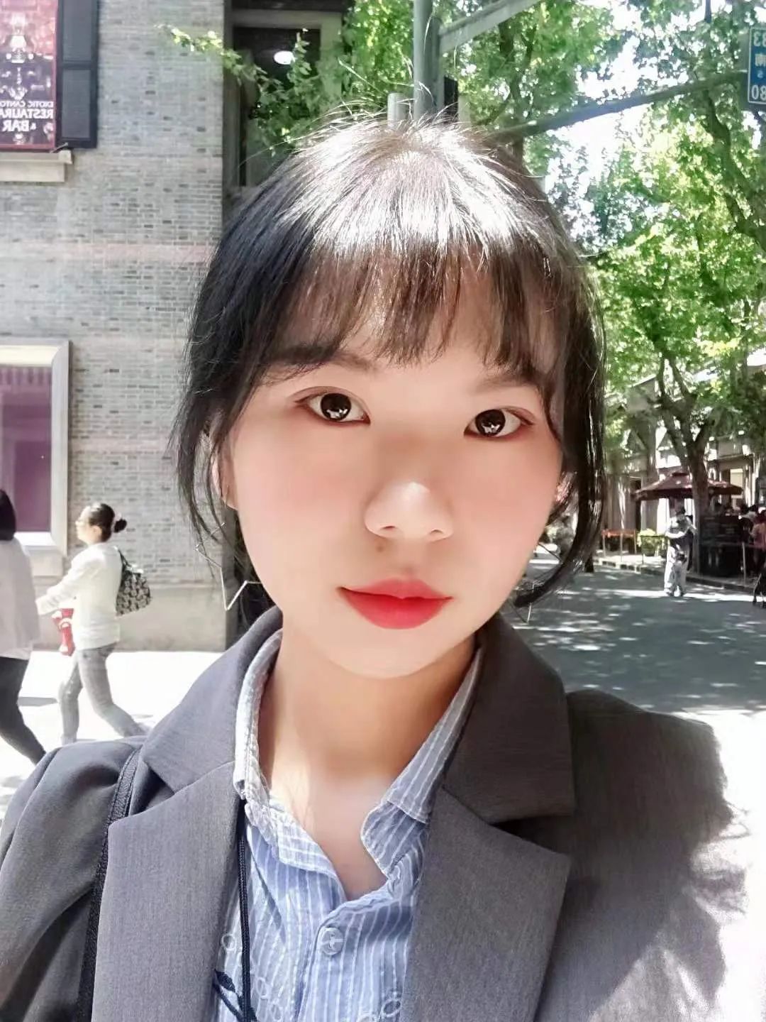 教你一招解决高低眉的小技巧,哪个动作可以改善高低眉