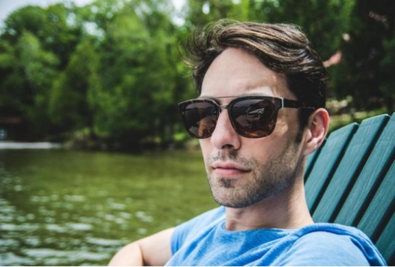 眼睛疼前面有黑点出现,眼睛前面总有黑点在飘是什么原因