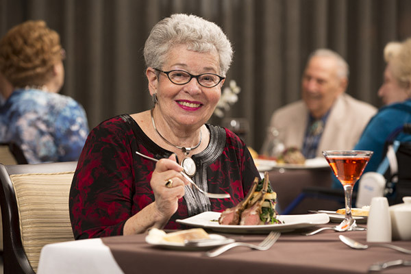 西餐上菜的次序是什么,在西餐礼仪中座位次序