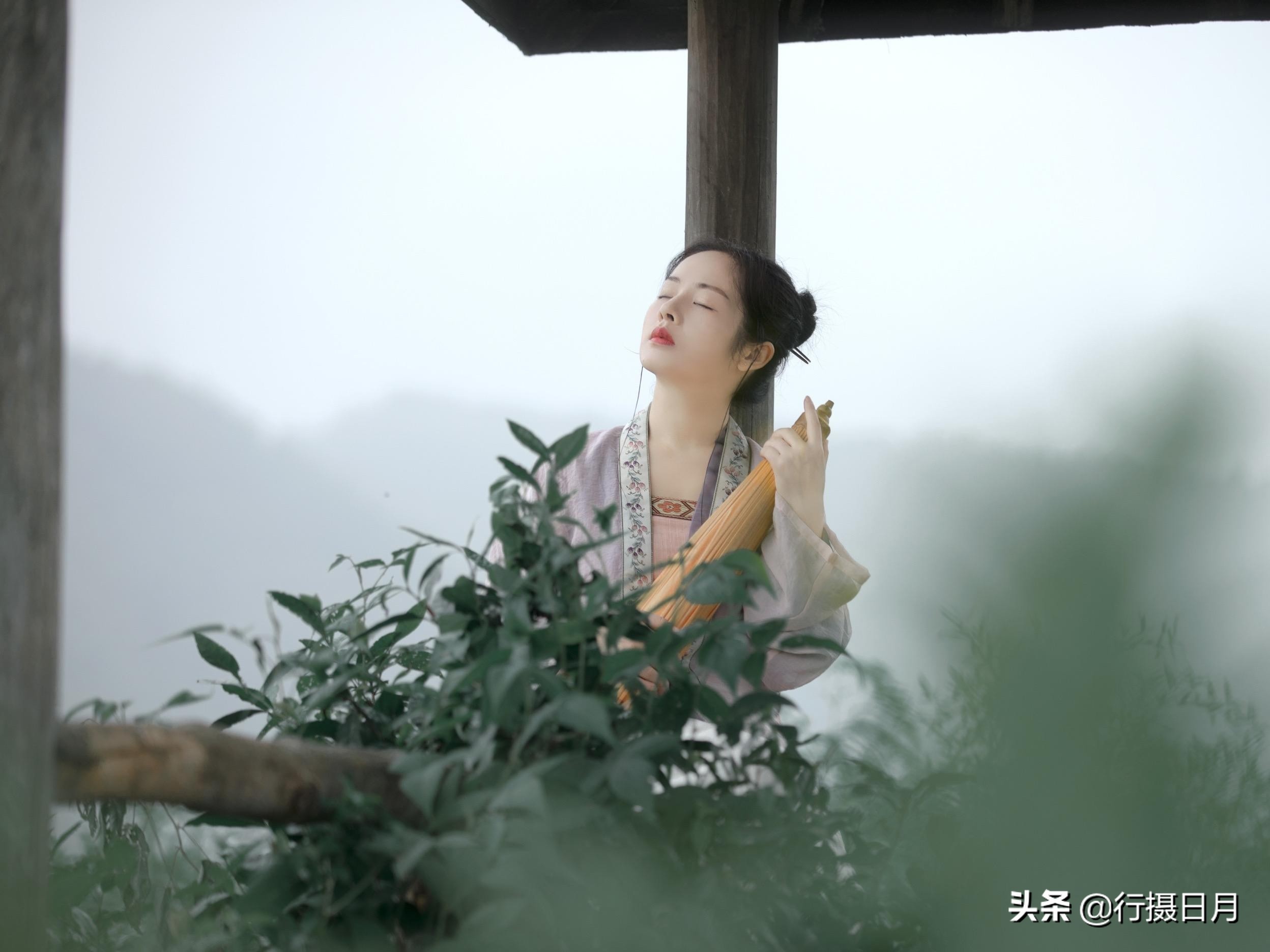 一朵青花为谁开，开在红尘紫陌，一眉笑意为谁婀，婀起和颜悦色？