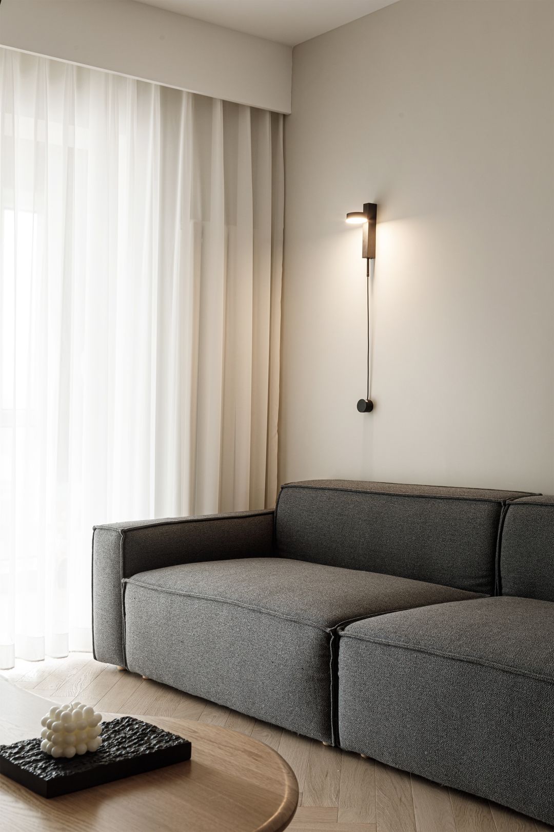 北京夫妻改造老破小,北京夫妻全屋水泥极简装修风格