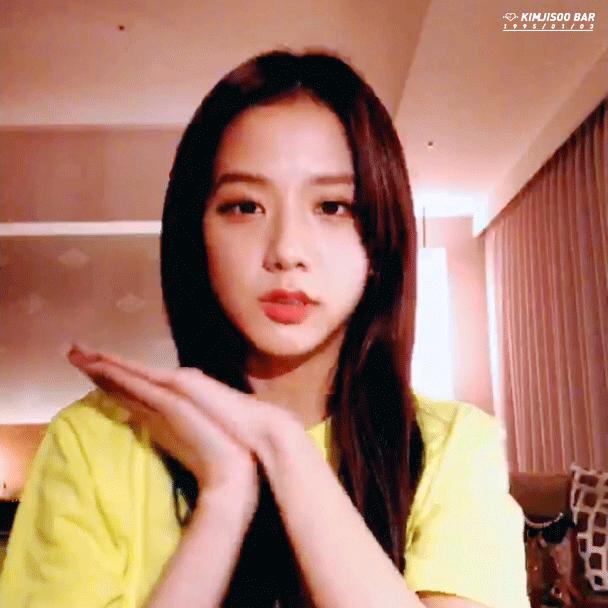 白T恤地位岌岌可危，杨幂林允爱上的马卡龙色T恤，比它更时髦百搭