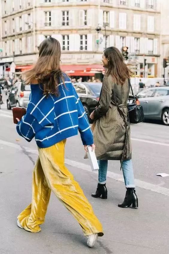 丝绒打底秋冬高级感 (今年秋冬丝绒要火高级又显气质)