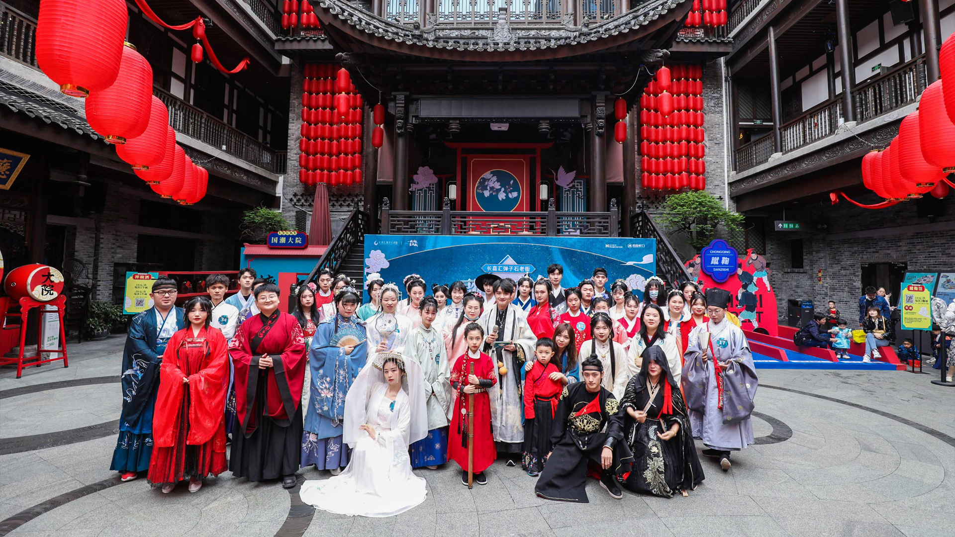 重庆弹子石老街和洪崖洞哪个好看,重庆洪崖洞vs成都宽窄巷子