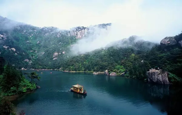 天柱山上面有酒店吗,普陀山上最美酒店