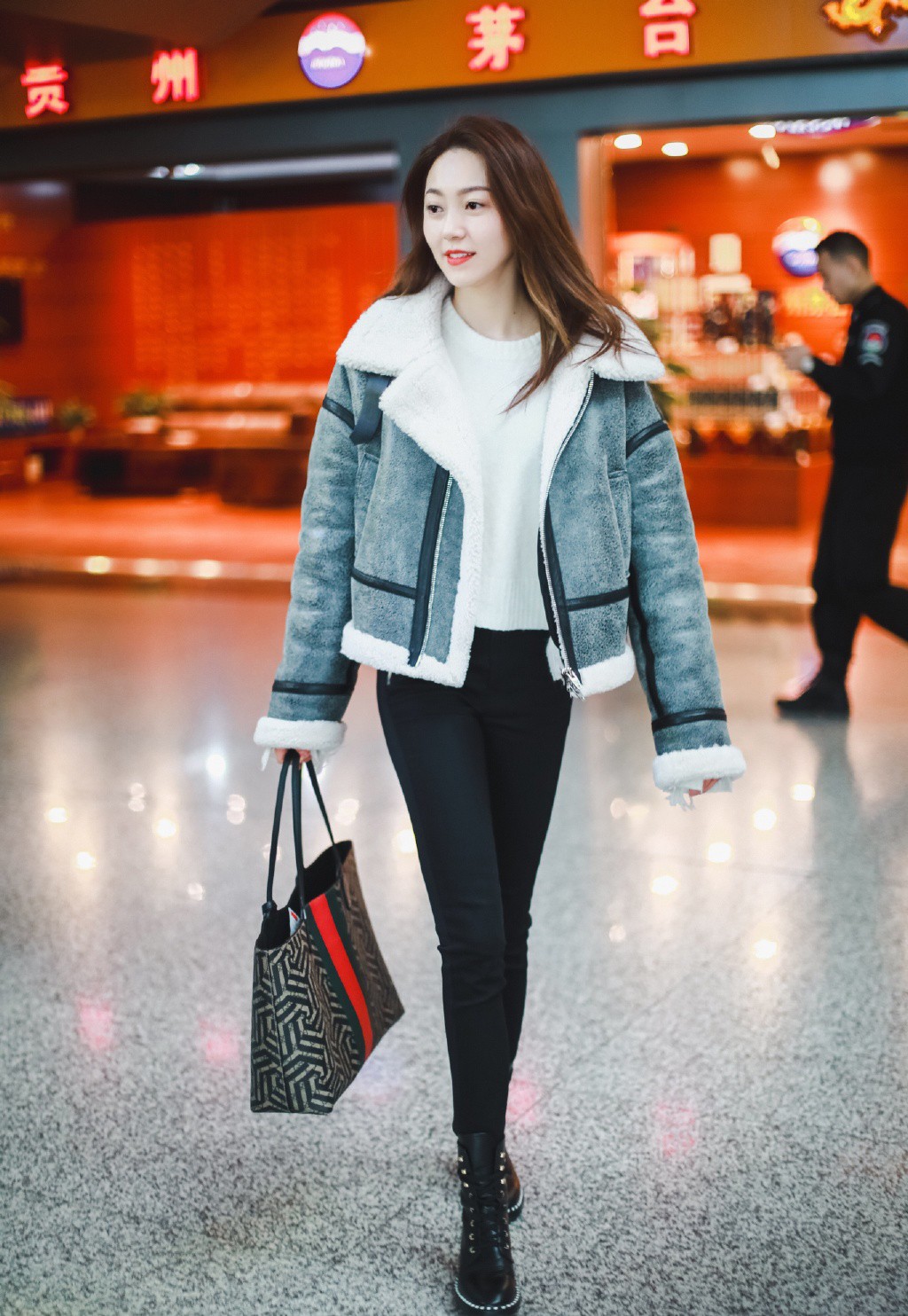 剧中她嫁老板杨幂的未婚夫,穿机车服配紧身裤,大长腿不输杨幂