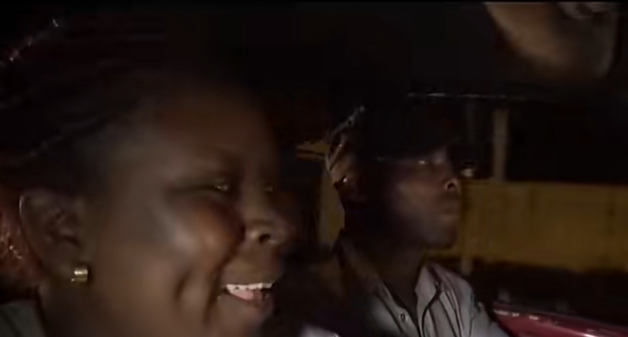 喀麦隆玩命出租车，一辆车坐17人，中国自行车也在非洲遍地开花