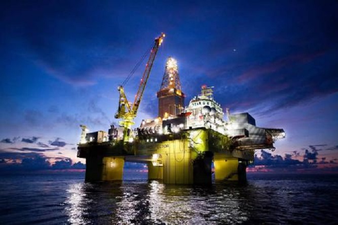 海洋石油多还是陆地石油多,海底石油跟沙漠石油哪个多