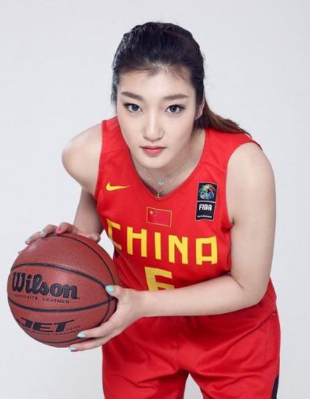 女篮一姐最新视频,女篮换球衣忘我状态