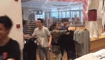 别跟了时尚丢了体面!3秒被抢光的优衣库,让无数人的素质掉一地