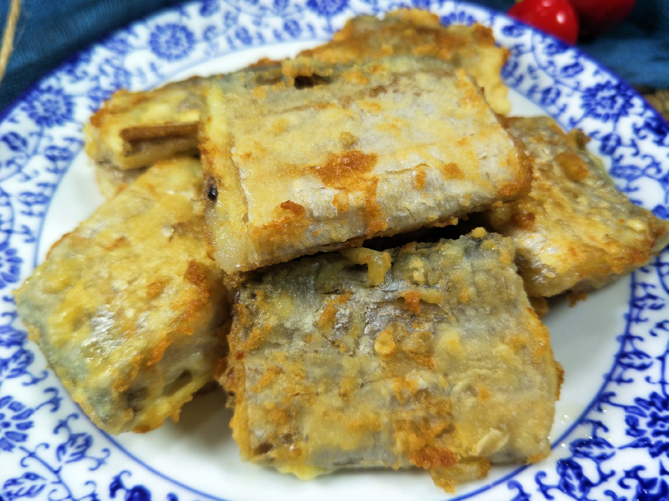 如何炸带鱼不老好吃,老东北美食干炸带鱼的正确方法