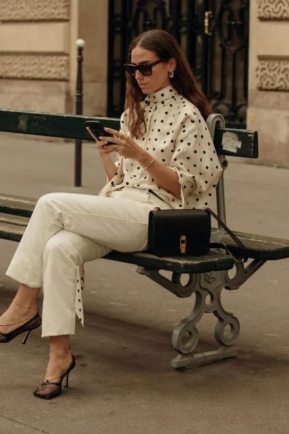 今年流行的衬衫带字母,今年流行衬衫长款花色