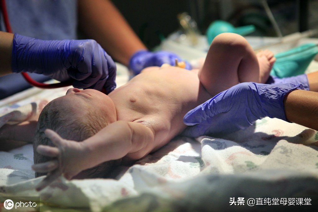 刚出生的婴儿拍嗝的正确姿势,刚出生不久的婴儿吃饱一直打嗝