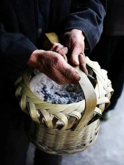 天冷了有什么取暖神器,数九寒冬屋内火炉取暖