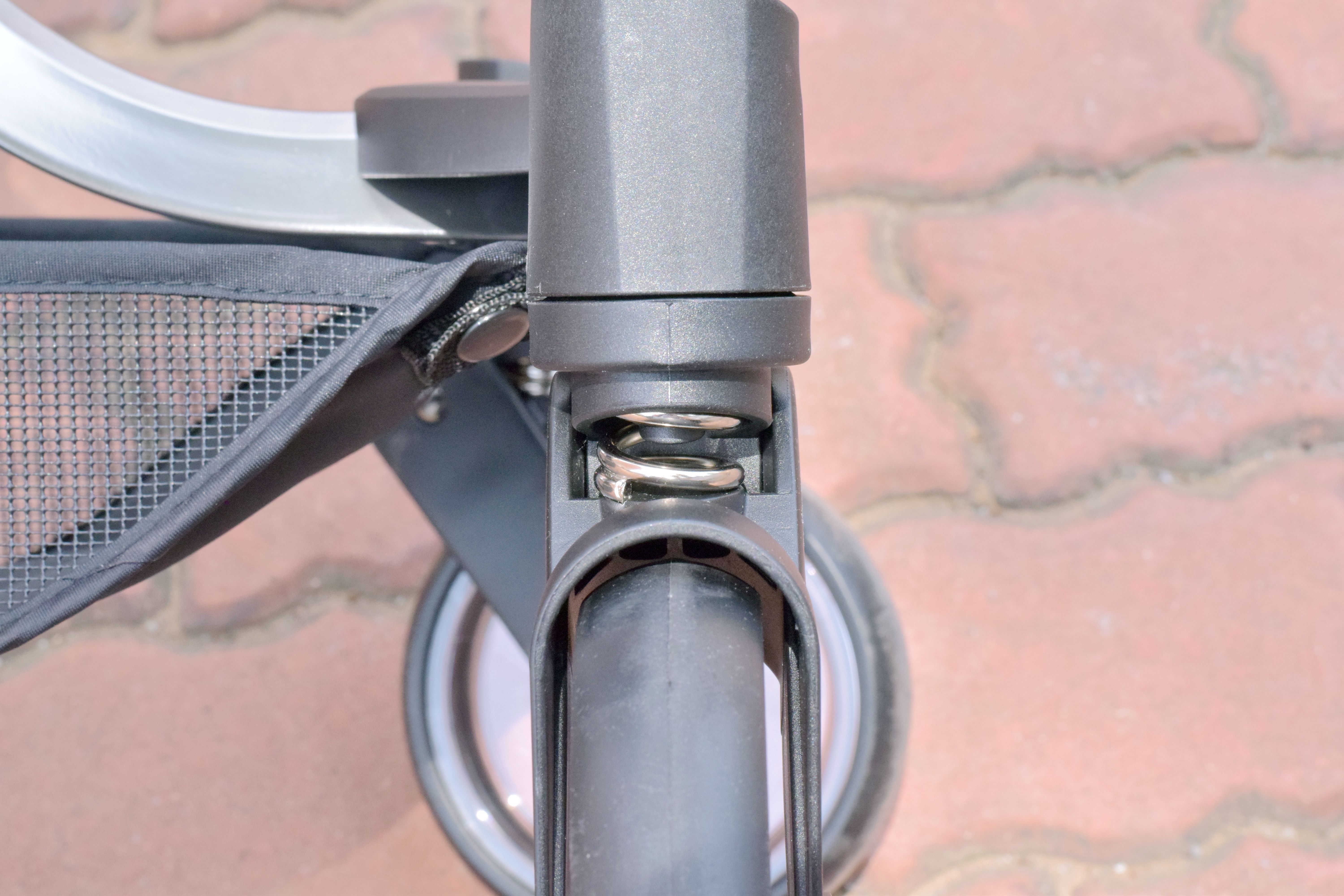 防侧翻设计,单手开合,小米推出首款轻便溜娃车,网友:价格合理