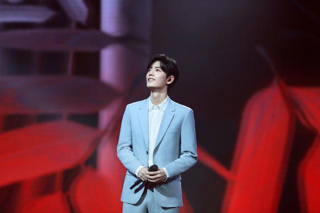 肖战西装搭配图片男,肖战穿时尚西装打造绅士穿搭