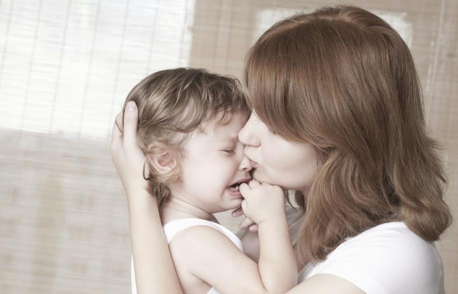 新生儿耳朵有个洞命如何,新生儿耳朵上有小孔印是耳瘘管吗