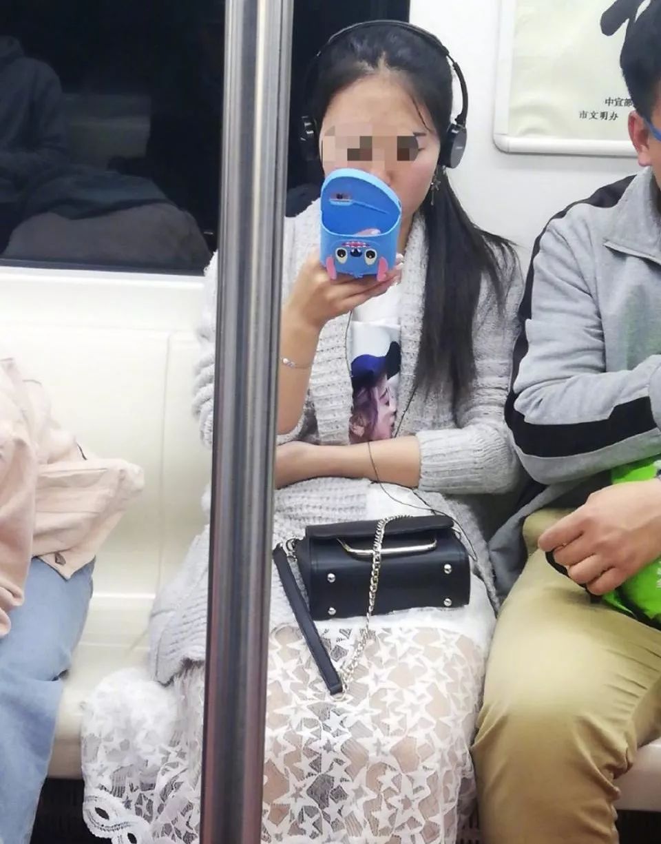 吐槽那些没用的沙雕手机壳 (什么手机壳最沙雕)