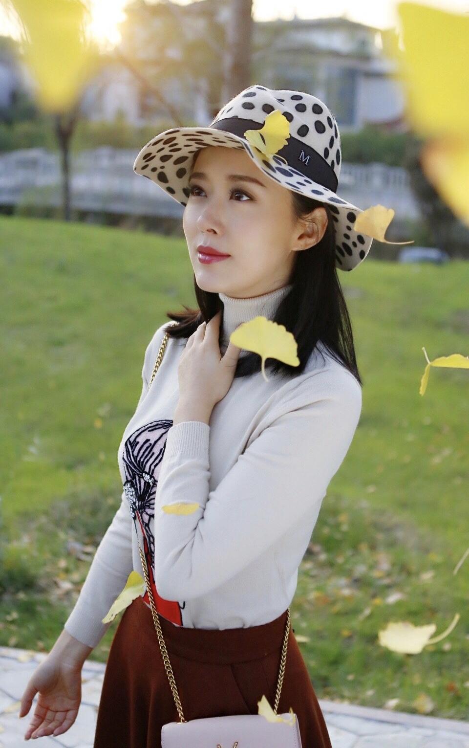 颜丹晨气质穿搭,颜丹晨穿深v领裙装