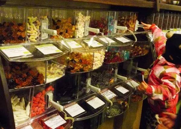 德国俩姑娘开了一杂货铺：零污染，不包装，回归食物本质，超火爆