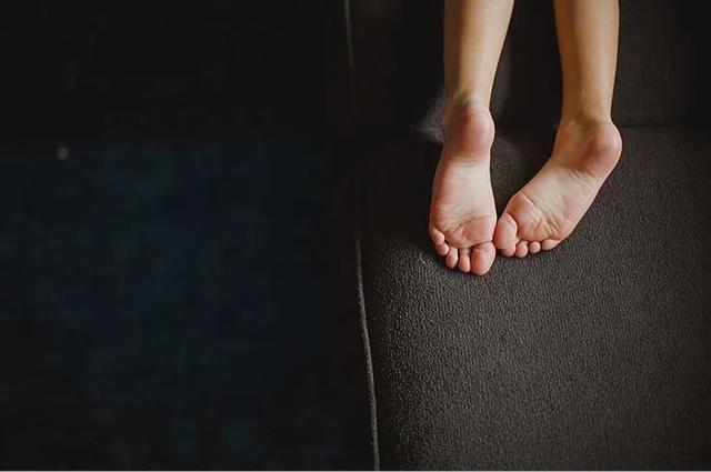 性侵养女：黑暗真相背后的思考