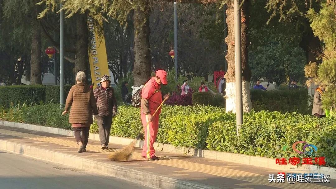 环卫工人送什么围巾,志愿者亲手织围巾送环卫工人