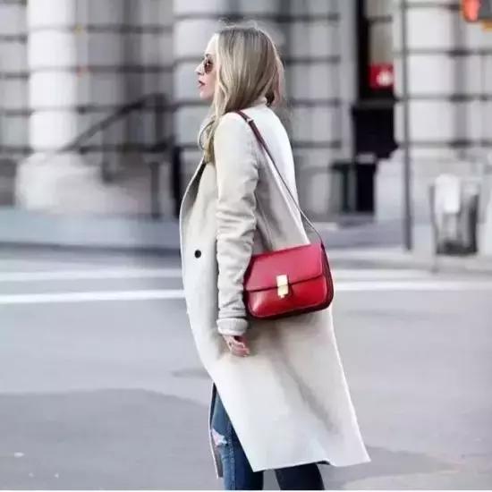 celine豆腐包保值吗,celine豆腐包每年有什么颜色