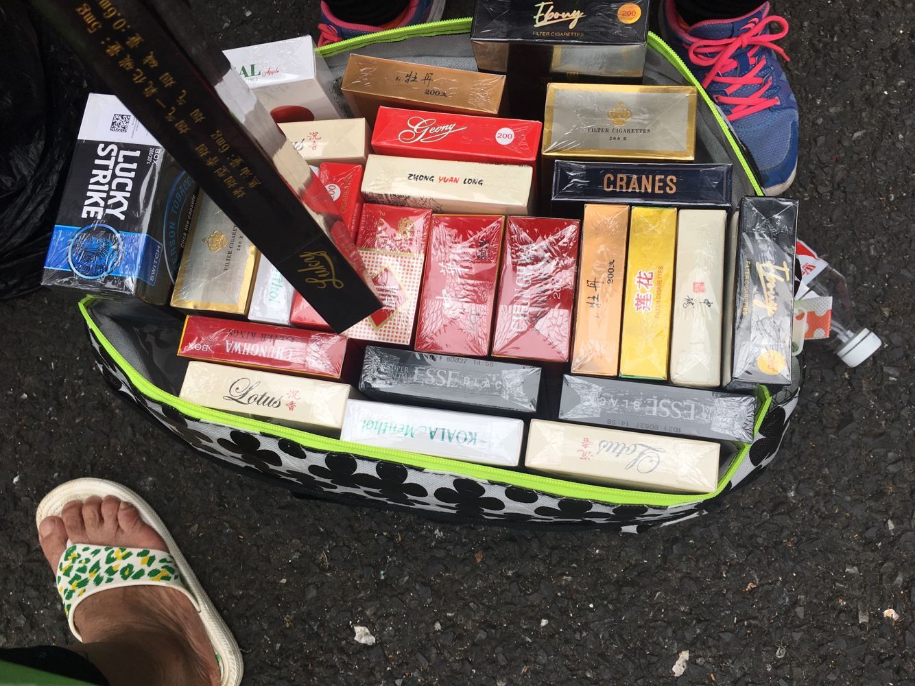 越南女人在东兴口岸,越南妇女在东兴边境