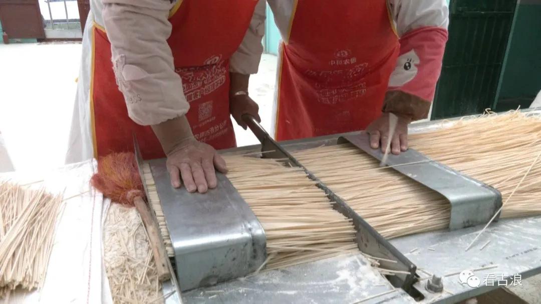 万条“银丝”挂起来！满满的古浪好味道…