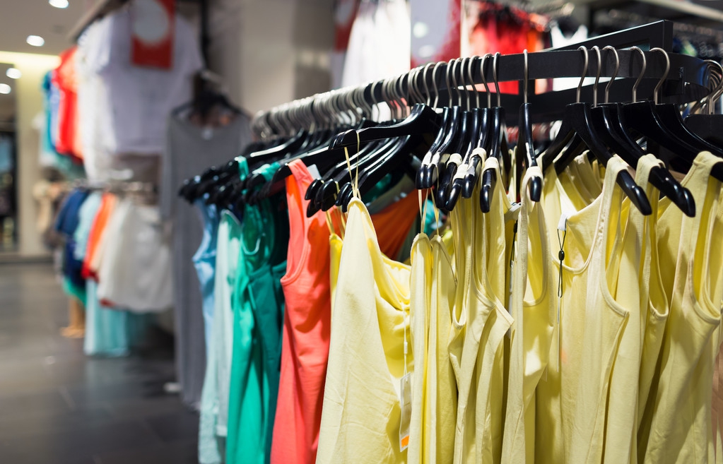 48岁老板年收入,开服装店一个月赚十万真的嘛