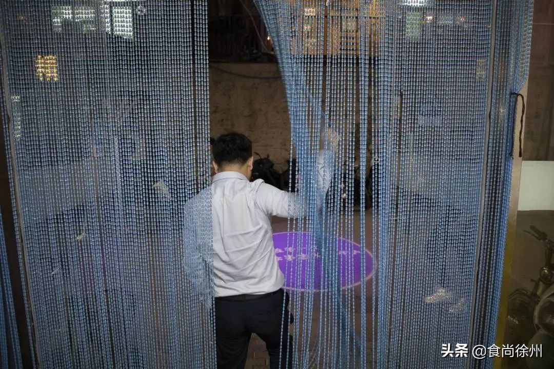 很多人从这家夫妻馆子认识徐州菜，芝麻鸡、沸腾鱼爆辣爆好吃