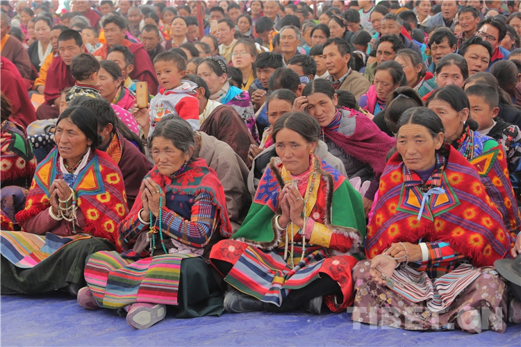 十一世班禅在托林寺为信教群众举行长寿灌顶法会