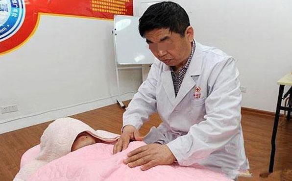 宝妈偷找男性催乳师，被丈夫当场撞见，丈夫大发雷霆：真不要脸