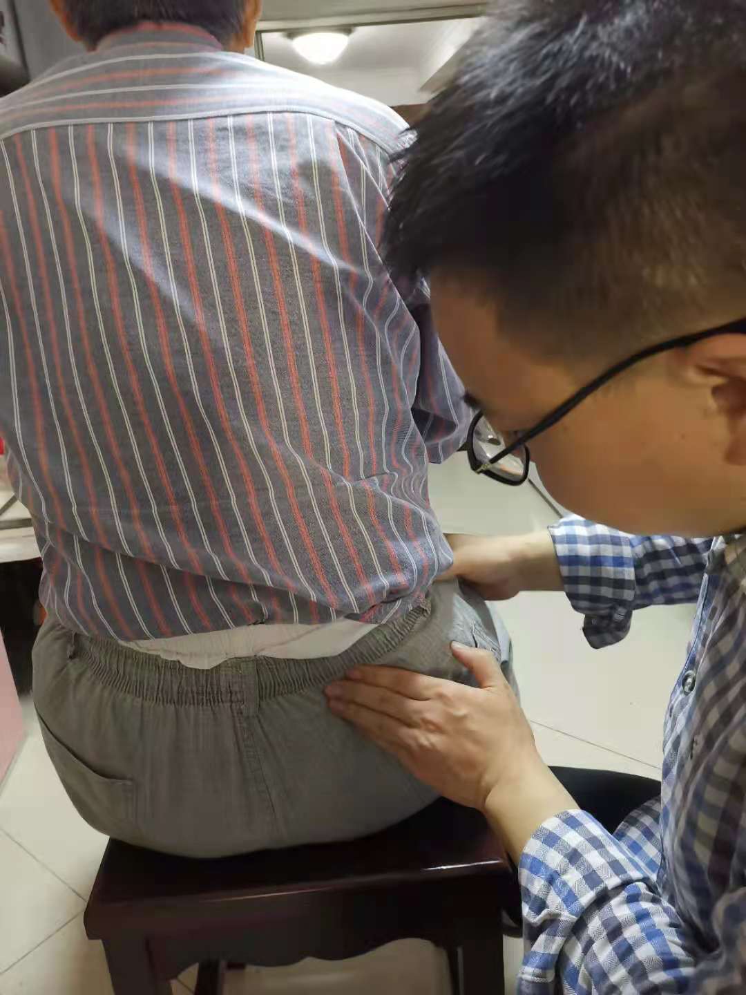 腰间盘突出压迫坐骨神经正骨手法,坐骨神经痛正骨视频立竿见影