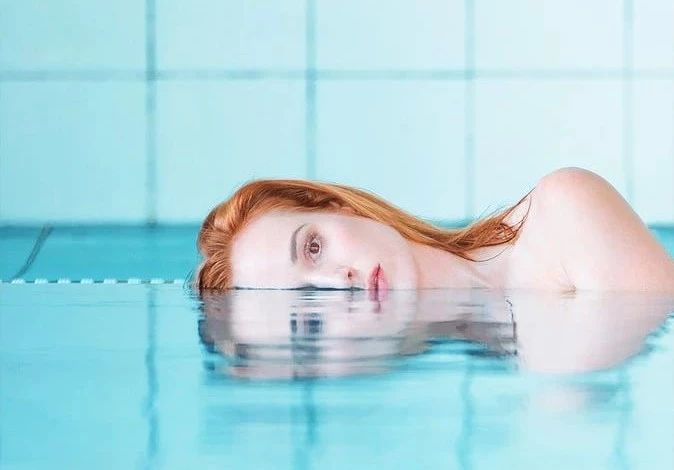 耳朵游泳进水嗡嗡响出不来,耳朵进水后像堵了一层膜听不清