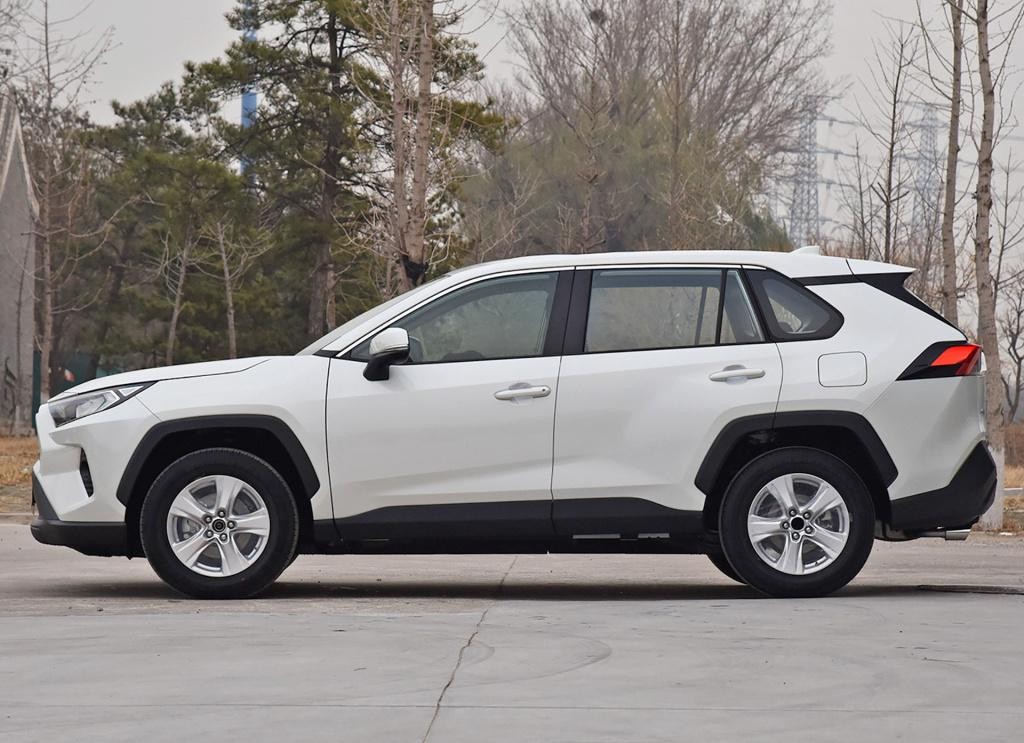 丰田RAV4荣放用车感受分享，最满意油耗和舒适，缺点是操控性一般