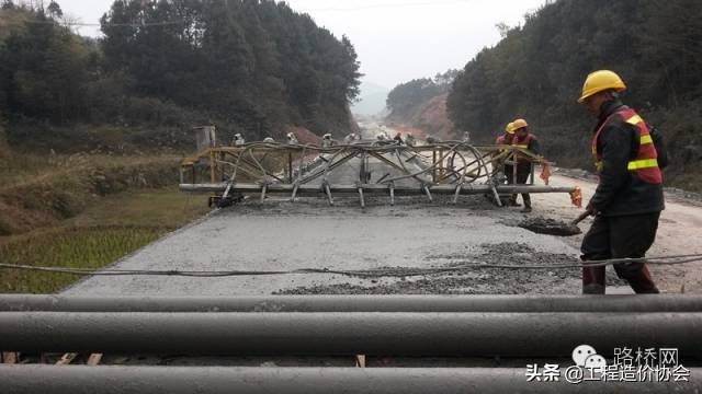 水泥混凝土路面施工工艺流程,何为水泥混凝土路面滑模施工